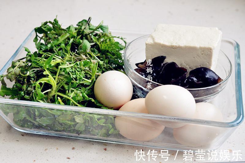 荠菜新吃法，卷起来蒸5分钟，清鲜软嫩，一口一个吃不停