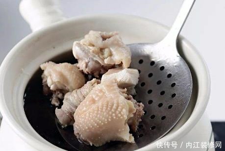 炖鸡汤时，有人直接炖有人先焯水大厨都不对，难怪鸡汤口感差