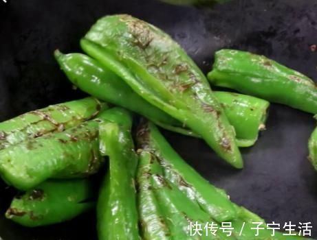 干煸|做虎皮青椒,先放油还是后放油厨师做错了,难怪不起皮还难吃