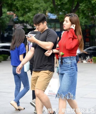 高跟鞋|红色宽松长袖上衣搭配牛仔裙,青春靓丽,美丽大方