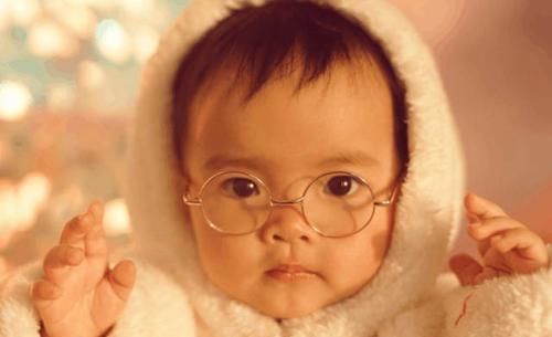 那个女人|妈妈起床后爸爸搂着宝宝睡觉, 当妈妈回头看到时, 眼圈湿润