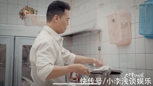 《大湾仔》开播,哥哥们开餐厅笑料百出,陈小春被喊去做餐厅保安