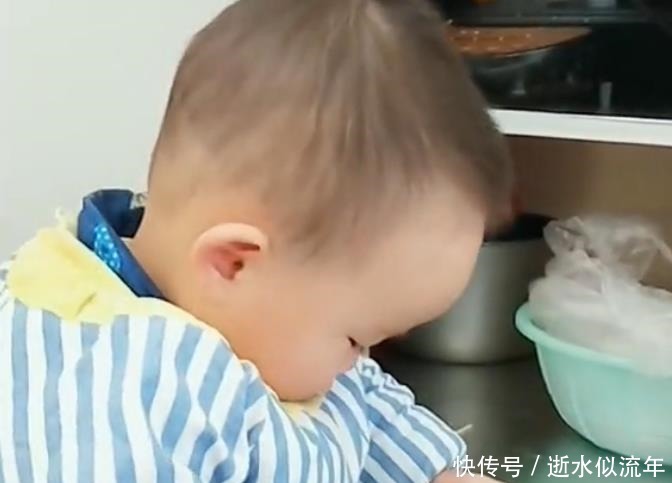 起床|宝宝一早起床帮忙做家务，结果鸡蛋摔地上，网友样子好认真！