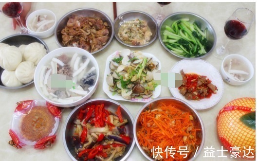 妈妈从早上忙到中午，做了一桌子菜，简单实惠，全家吃的很开心！