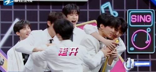 《王牌6》时代少年团口碑翻车，霸占话筒却猜不出歌，被嘲资源团