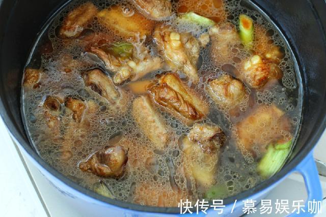玉米|此菜虽然看着是一锅乱炖，却是超级美味又下饭，吃上就不想停嘴！
