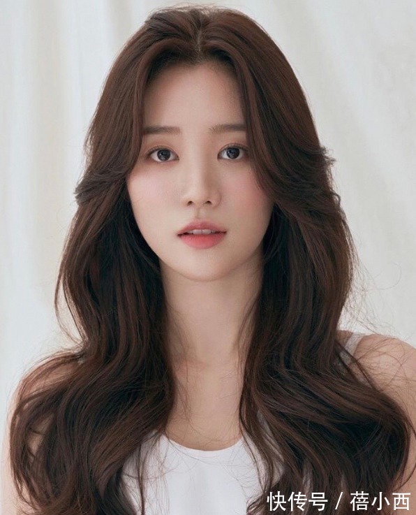 方脸 入秋打扮选对发型比长相重要,这3款卷发正流行,减龄还显脸小
