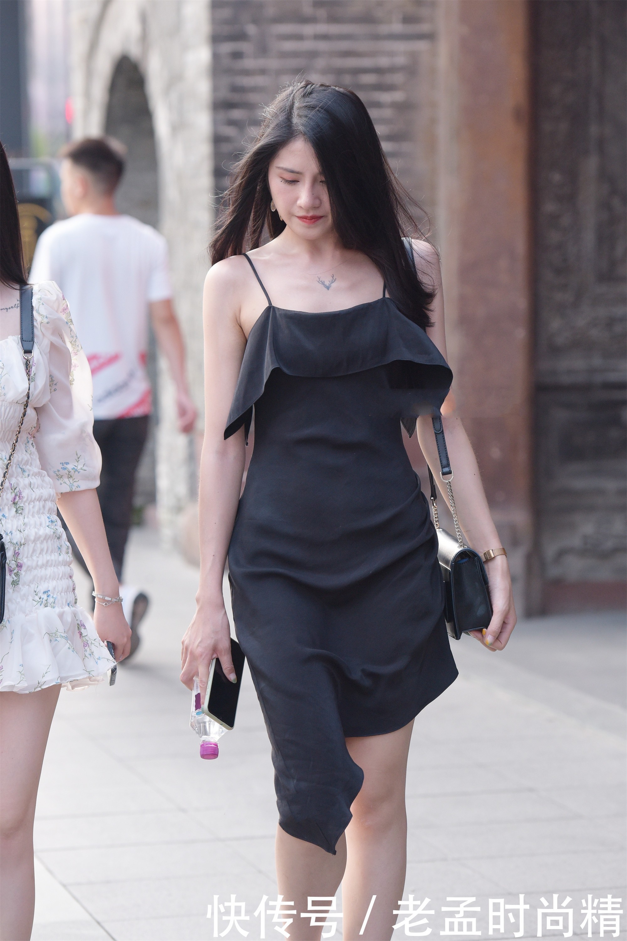 看起来|街拍:女生穿连衣裙很显气质, 独特设计, 个性十足