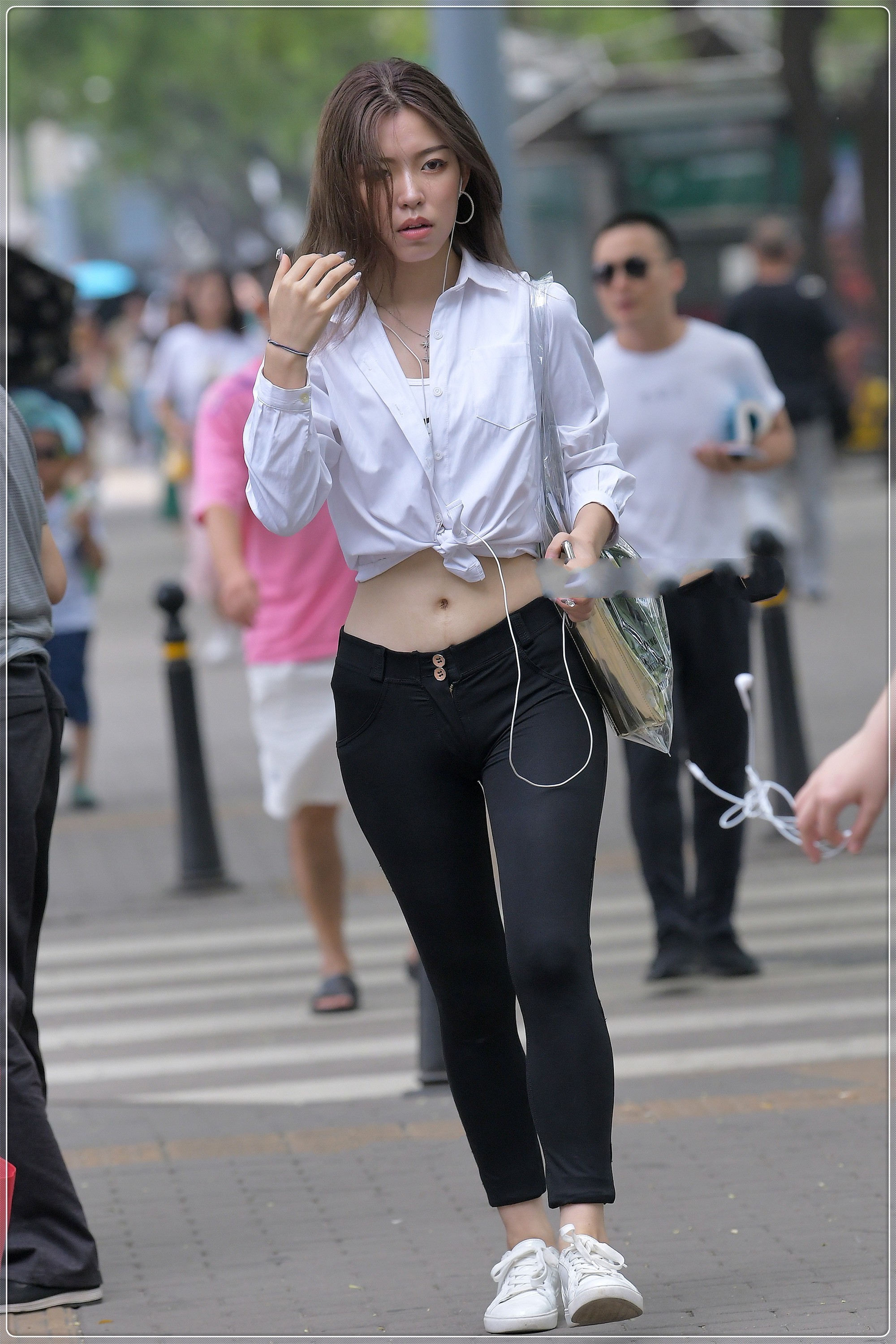 白色衬衫搭配小黑裤,简单经典,永不过时