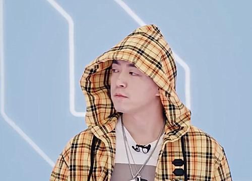 《青2》定档发新预告蔡徐坤率先出场,谁注意导师座位咋排的