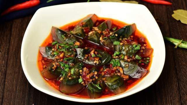 凉拌皮蛋必放的3味调料,少一样都不香,不腥不苦不涩,味错不了