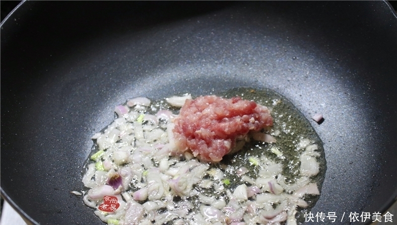 肉糜|天凉了,家人三天两头馋此菜,香辣嫩滑热乎乎,下饭又美味