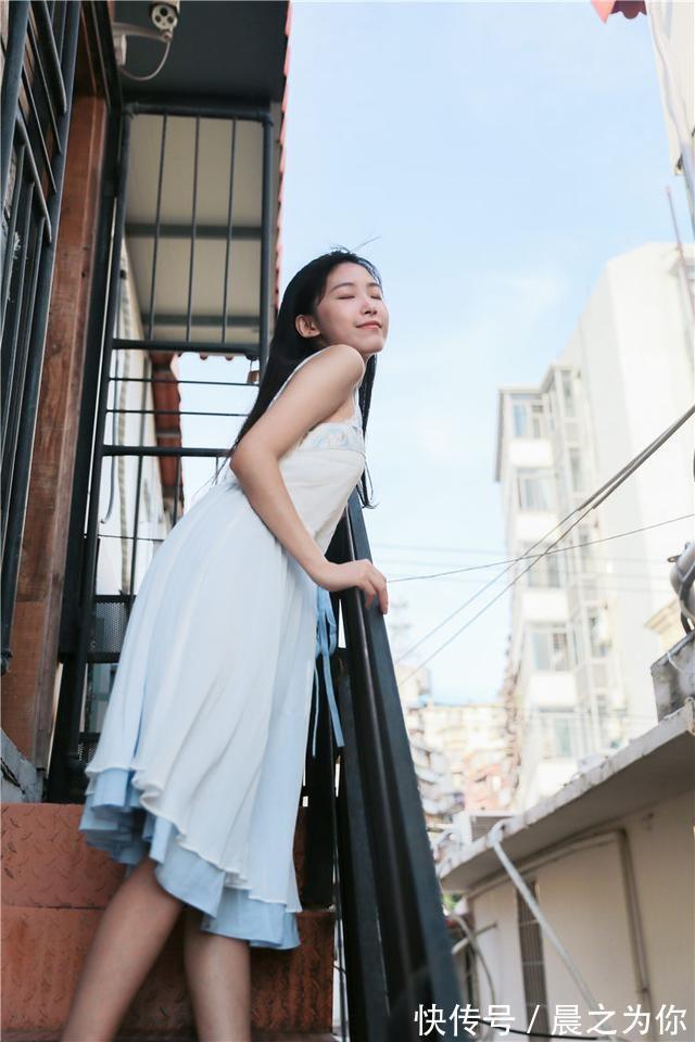 性感 吊带连衣裙+高跟鞋的搭配,穿出曼妙身姿,打造青春活力女神范!