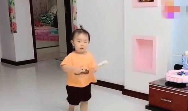 亲生|宝宝用刷子给爸爸洗脚,爸爸的反应太真实,网友亲生的错不了