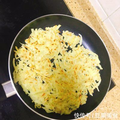 饭店|这样做土豆饼，比饭店里的还好吃