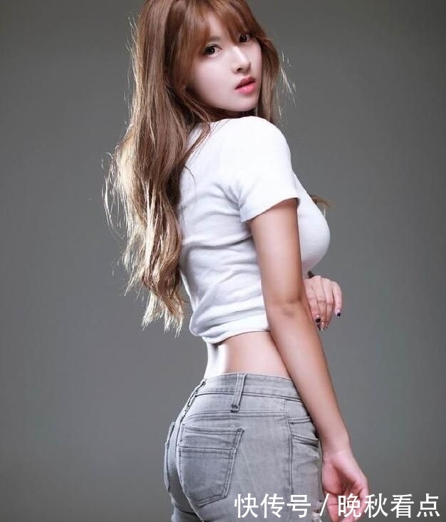 靓丽|靓丽充满个性的小姐姐,身穿紧身牛仔裤,秀出凹凸有致的身材!