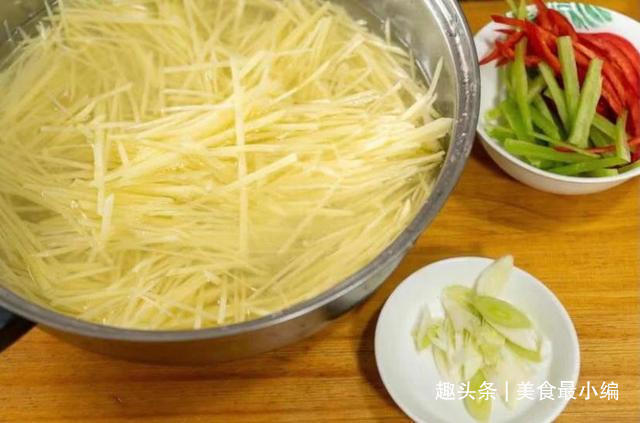 土豆丝的正确做法,教你1块钱也能做出饭店88元的效果,真香啊
