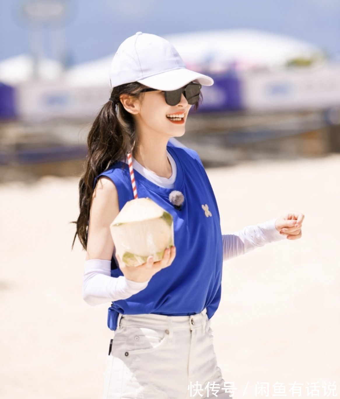 孩子|baby扎双马尾哪像孩子妈,两件T恤叠着穿赶时髦,配热裤细腿抢镜