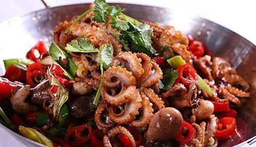 食物|女人来例假，这4种食物再馋也别吃，会加剧痛经，对子宫健康不利