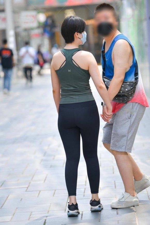 美的 年轻女生就是会穿,露脐衫配牛仔裤,轻松穿出小蛮腰,靓丽又清爽