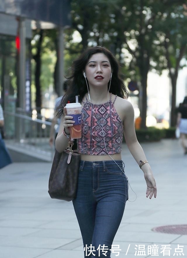 牛仔裤|牛仔裤简约而不失气质感,让你看上去格外的有魅力