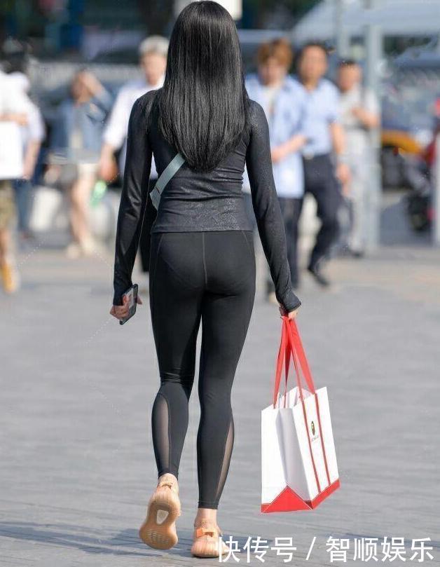 喜欢|打底裤过时,直男更喜欢健美裤,配合「筷子腿」更好看