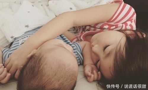 心头|姐姐抱着弟弟睡觉,妈妈好奇掀开被子,眼前的画面令她心头一暖
