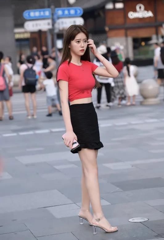 修身|短款T恤搭配修身包臀裙,小蛮腰非常的吸睛
