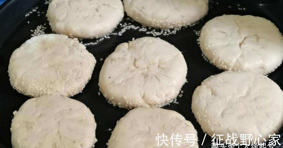 油酥|芝麻酥饼在家简单做，外酥里软又香甜，不用烤箱也可以酥得掉渣
