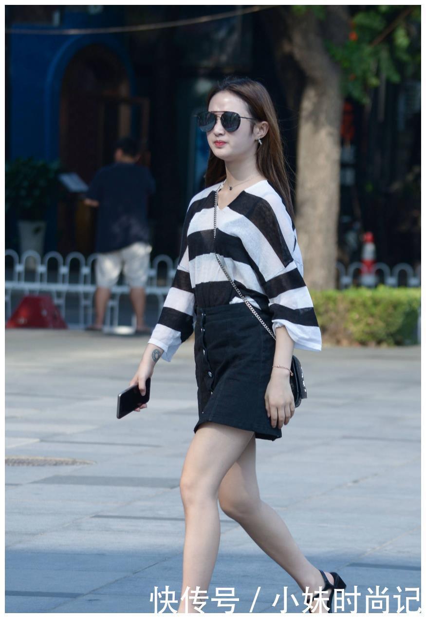 黑色|暗夜时尚:黑色高腰小A裙,搭配高跟凉鞋,显年轻又很新潮的搭配