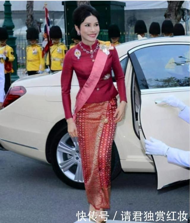 诗妮娜终于被婆婆认可,橘色裹身裙佩戴珍珠项链,35岁时又闪耀