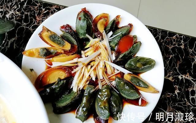 儿子|儿子领女友回家过年,看看妈妈做的年夜饭,网友这是想当婆婆了