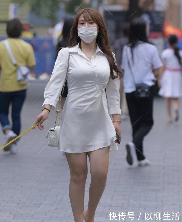 连衣裙 纯白色衬衫微胖美女轻松穿搭,金手环和金链包遛个狗还这么奢侈