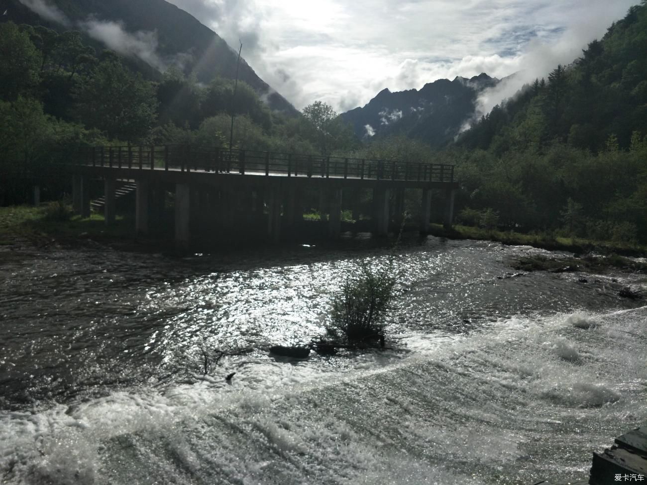 走进理县情人谷欣赏原生态的美景