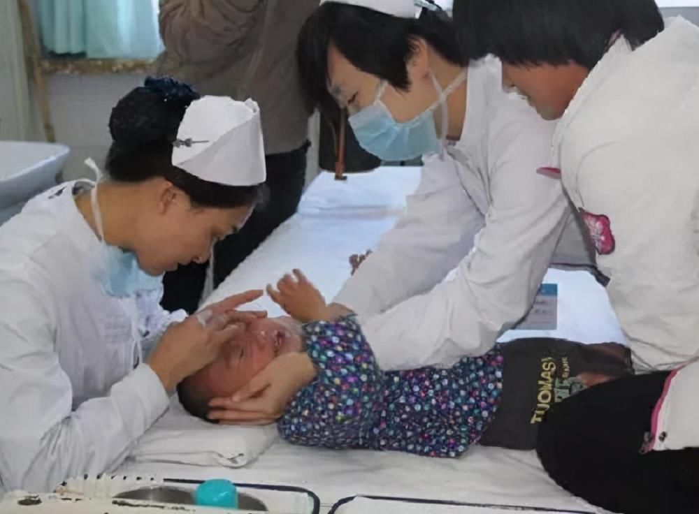 儿科医生|儿子高烧医院排队800多号,宝妈崩溃投诉,医生:自“作”自受