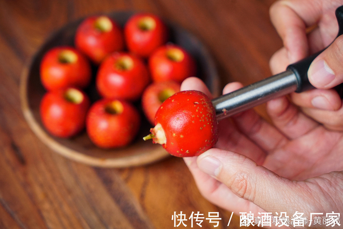 服用|山楂泡酒的方法,长期饮用可降血脂哦