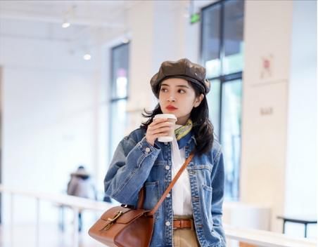 春季没有一件“牛仔装”可惜了，配裙子年轻不说还时髦，潮人都爱