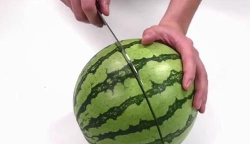 难怪瓜贩都这样切西瓜，原来隐藏着这2个猫腻，现在知道还不晚