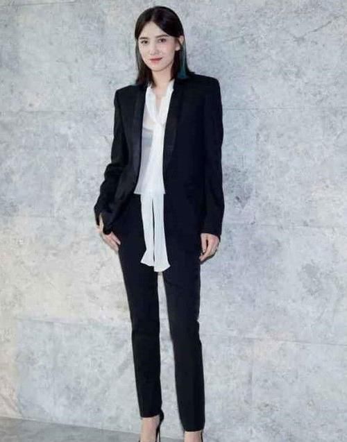 宋佳|女明星的长腿太吸睛，西装配白长裤，女孩子也可以这么酷