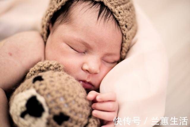 妈妈|为啥宝宝只要抱着睡,一放就醒成“睡渣”?这几个原因妈妈要知道