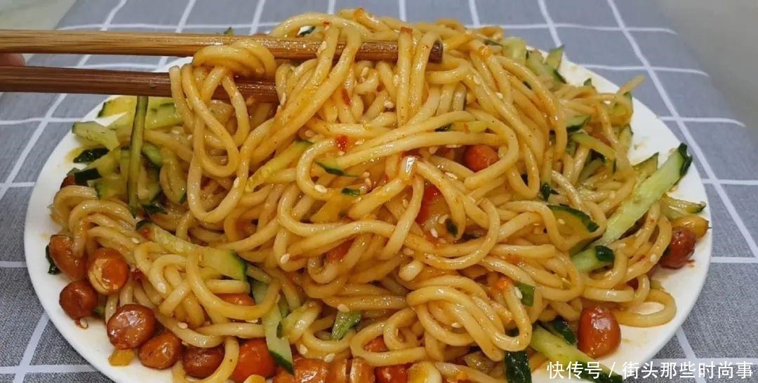 我家面条就爱这么吃,筷子一搅,做出创意凉拌面,比凉皮劲道好吃