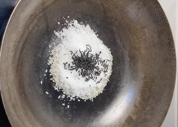 母鸡蛋|自制香肠，选料精良、干净，吃起来放心，今天分享一道蒜香红肠