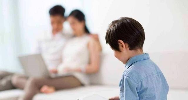 平板电脑|5岁男孩沉迷玩手机,黑眼珠逐渐“消失”,医生这孩子废了