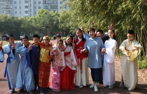 数学老师!各科老师穿“汉服”讲课,语文老师仙气飘飘,历史老师是来搞笑的
