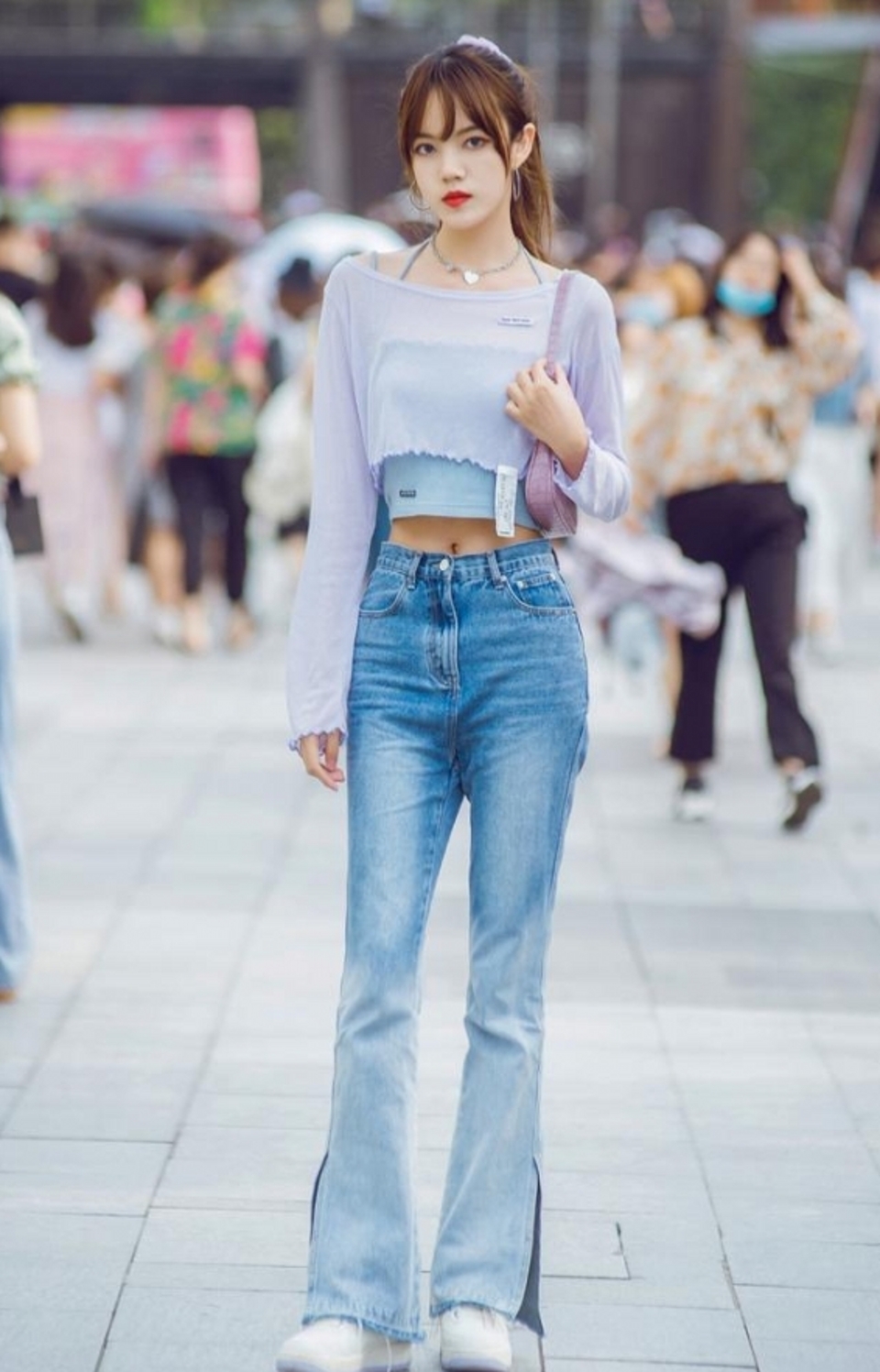 街拍,靓女穿黑色的修身半身短裙,很洋气