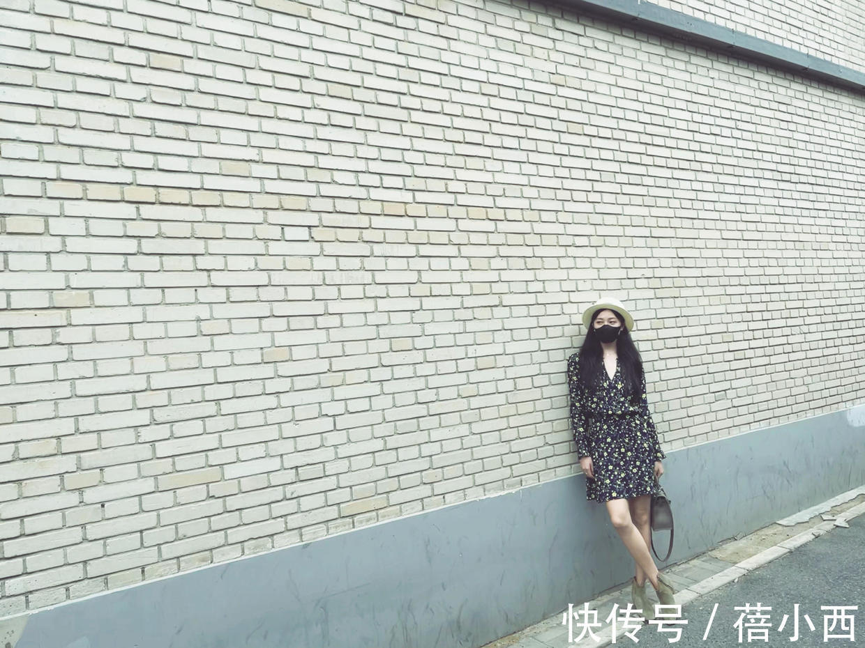 泡泡袖|菅纫姿美得不像话,穿碎花连衣裙出门也显气质,配短靴腿型更加分