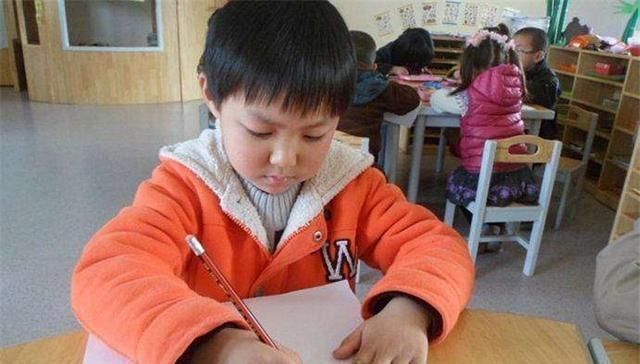 ku爸爸姓“肖”,给孩子取的名字老师读了3遍都没读出来,太尴尬了