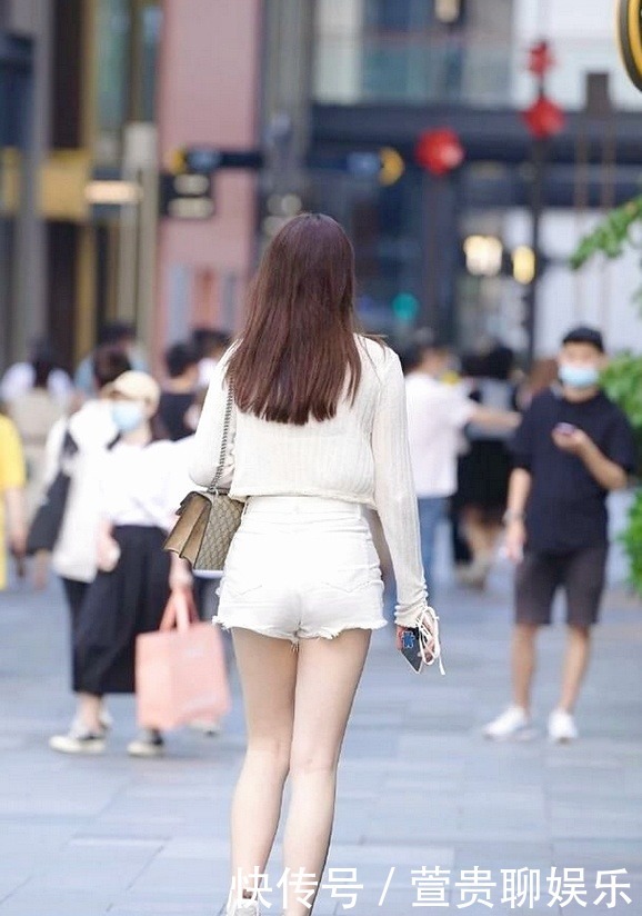 女人|成熟女人里面搭配白色小吊带,清新减龄,特别的风姿有韵味