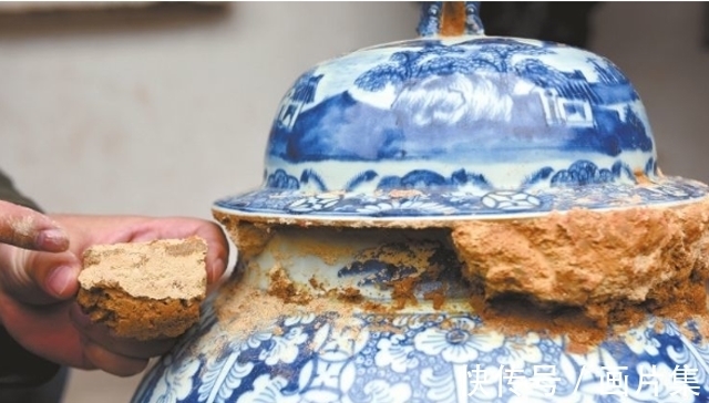 祖坟|给祖先迁坟，坟里没有尸骨，却有一个青花瓷罐，什么情况？