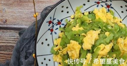 夏日|一个方法能快速去除苦瓜的苦味，脆嫩爽口，夏日必备的苦瓜炒蛋！